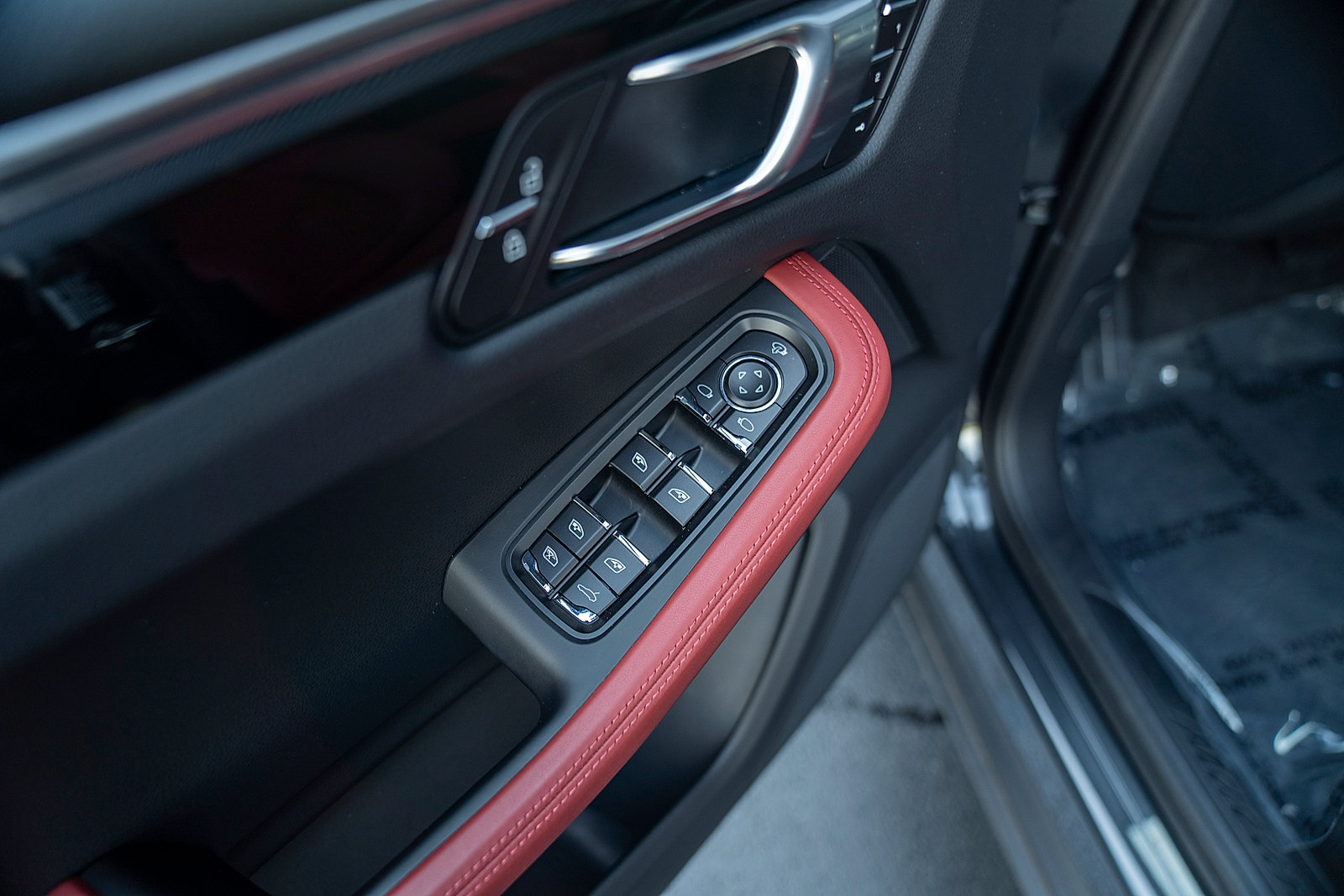 Used 2026 Porsche Macan AWD/4WD image 18