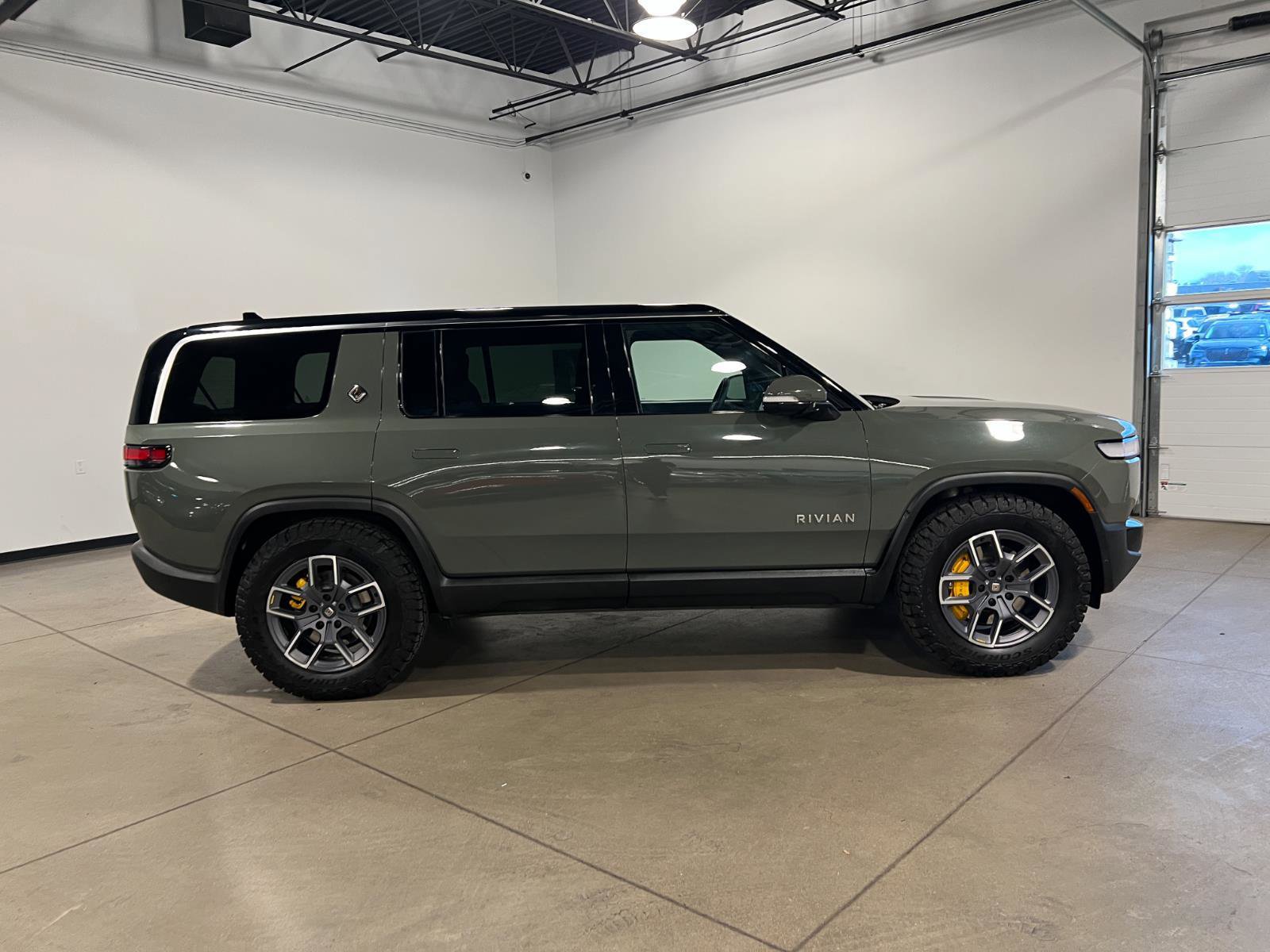 Used 2023 Rivian R1S Launch Edition image 2