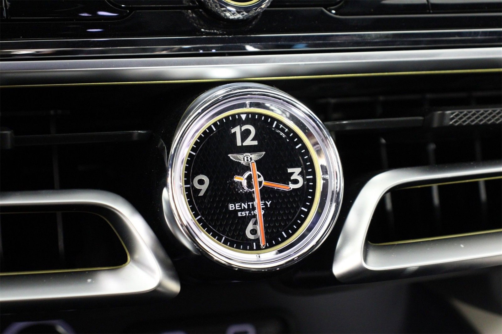 New 2025 Bentley Flying Spur Plug-In Hybrid image 16