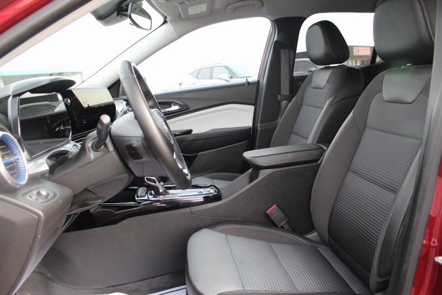 Used 2025 Chevrolet Trax LT w/ LT Convenience Package image 11