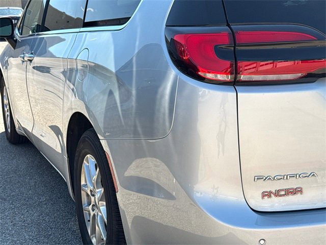 Used 2023 Chrysler Pacifica Touring-L image 13