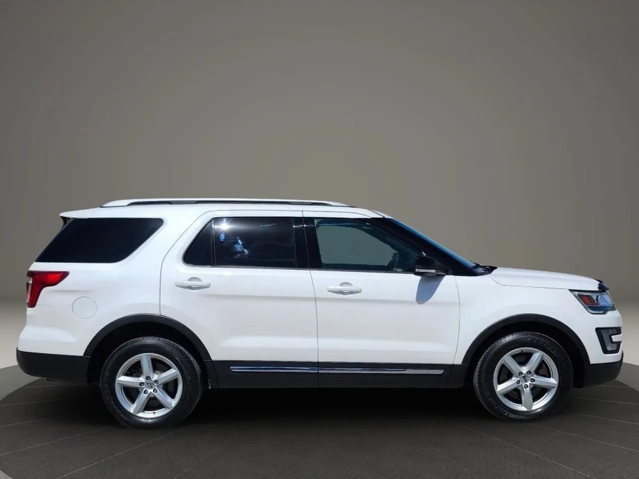 Used 2017 Ford Explorer XLT w/ Equipment Group 202A AWD/4WD image 6