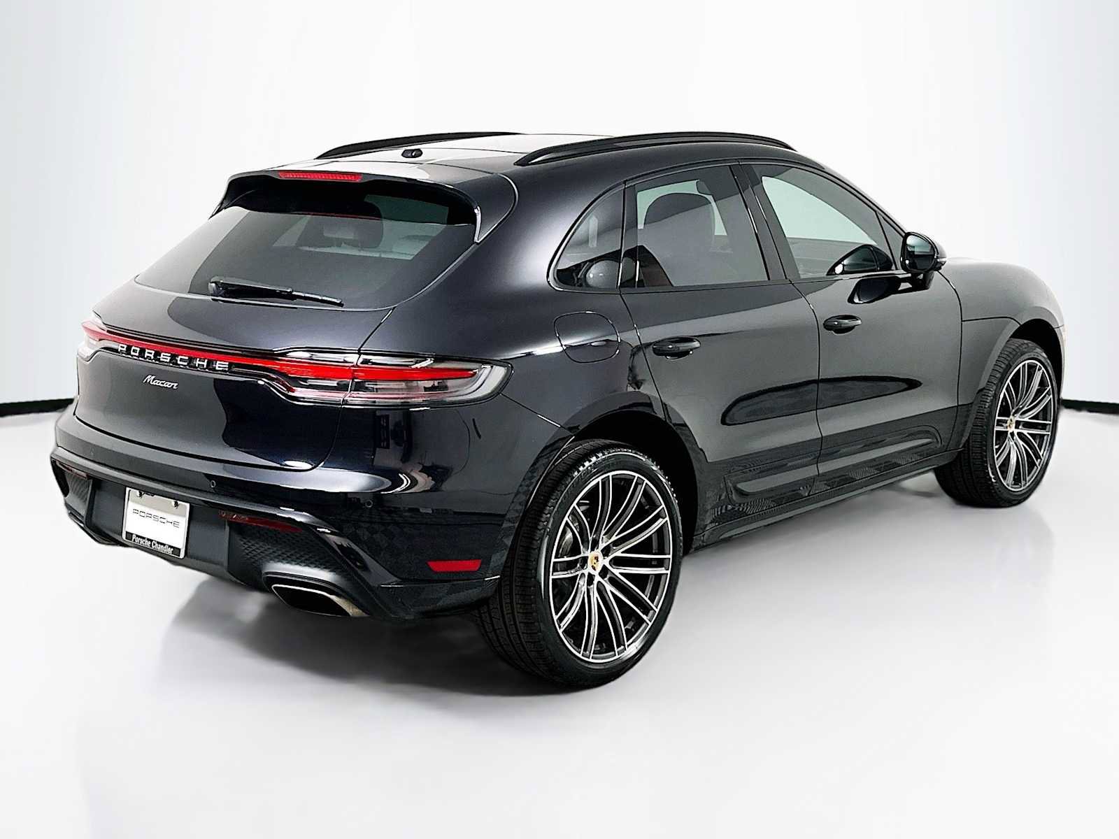 Certified 2025 Porsche Macan image 9