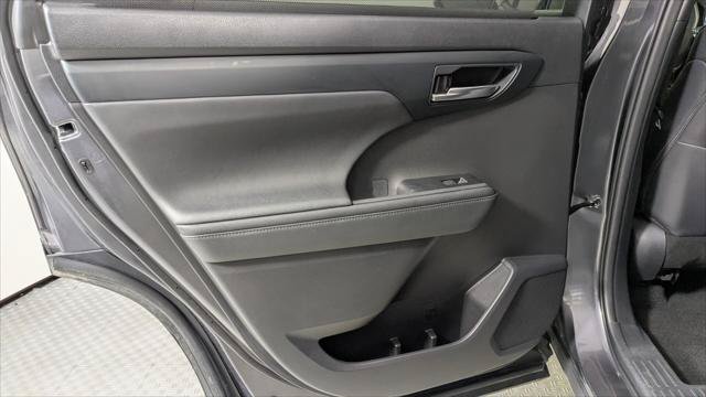 Used 2024 Toyota Highlander XSE FWD image 16
