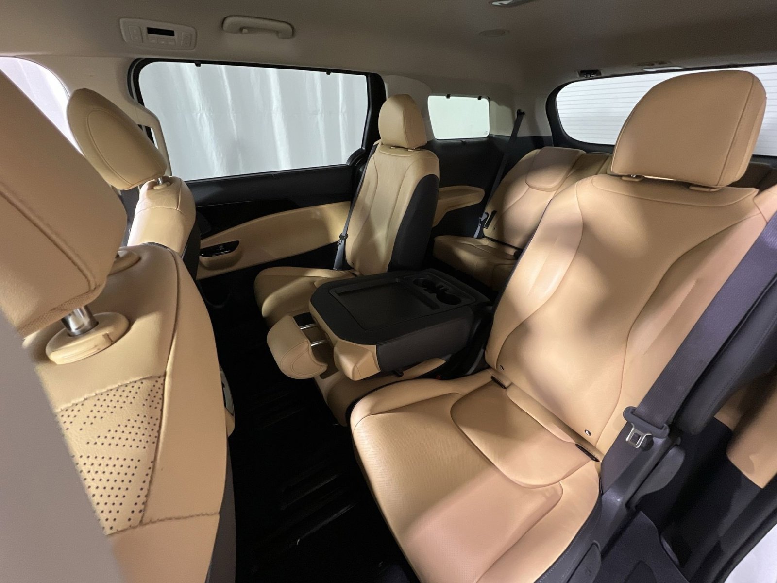 Used 2024 Kia Carnival EX image 26