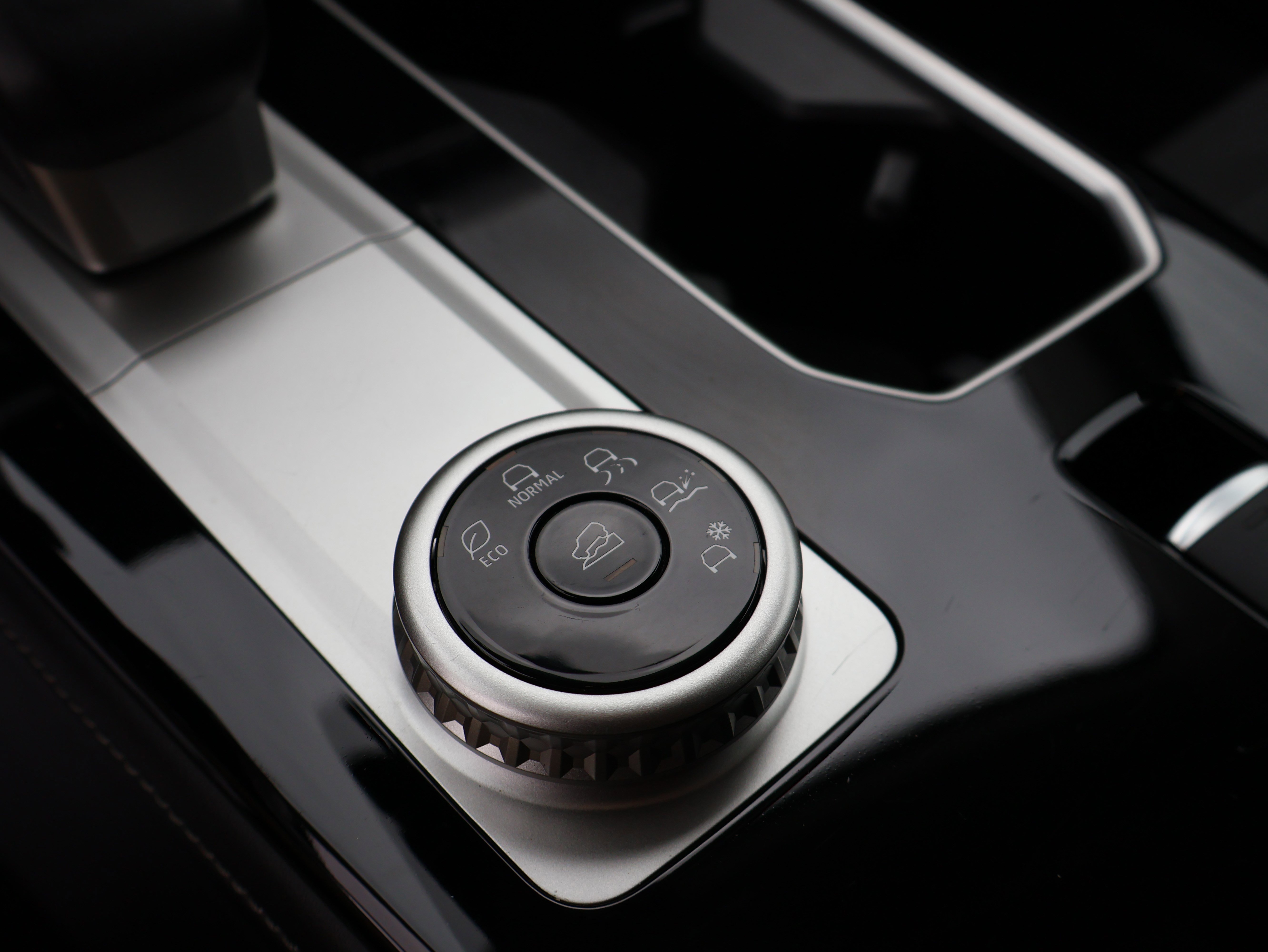 Used 2025 Mitsubishi Outlander SE image 34