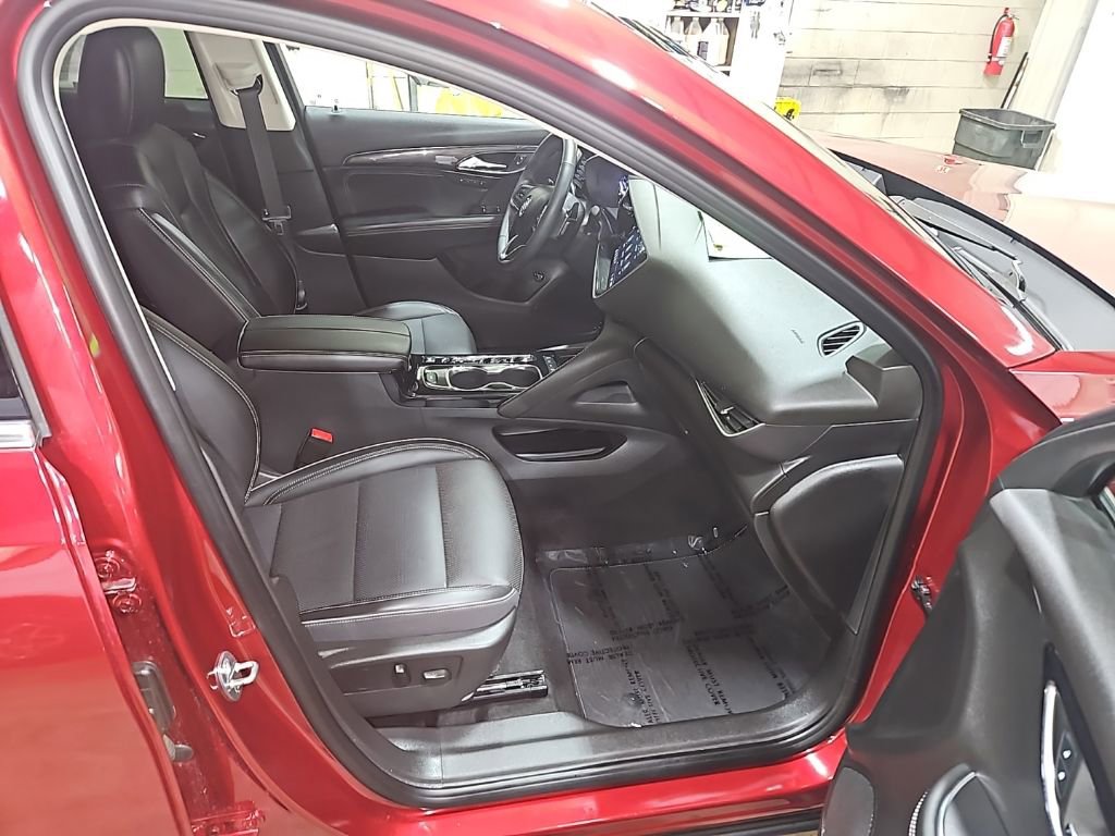 Used 2023 Buick Envision Essence image 31