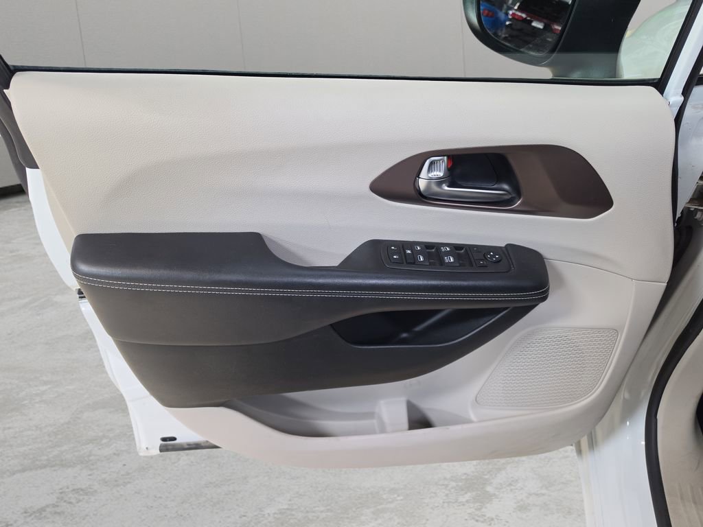 Used 2023 Chrysler Voyager LX image 12