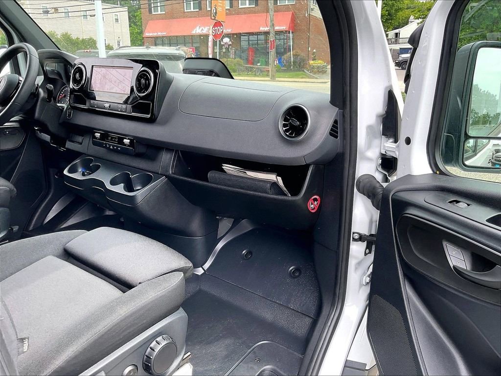 Used 2025 Mercedes-Benz Sprinter 2500 image 13