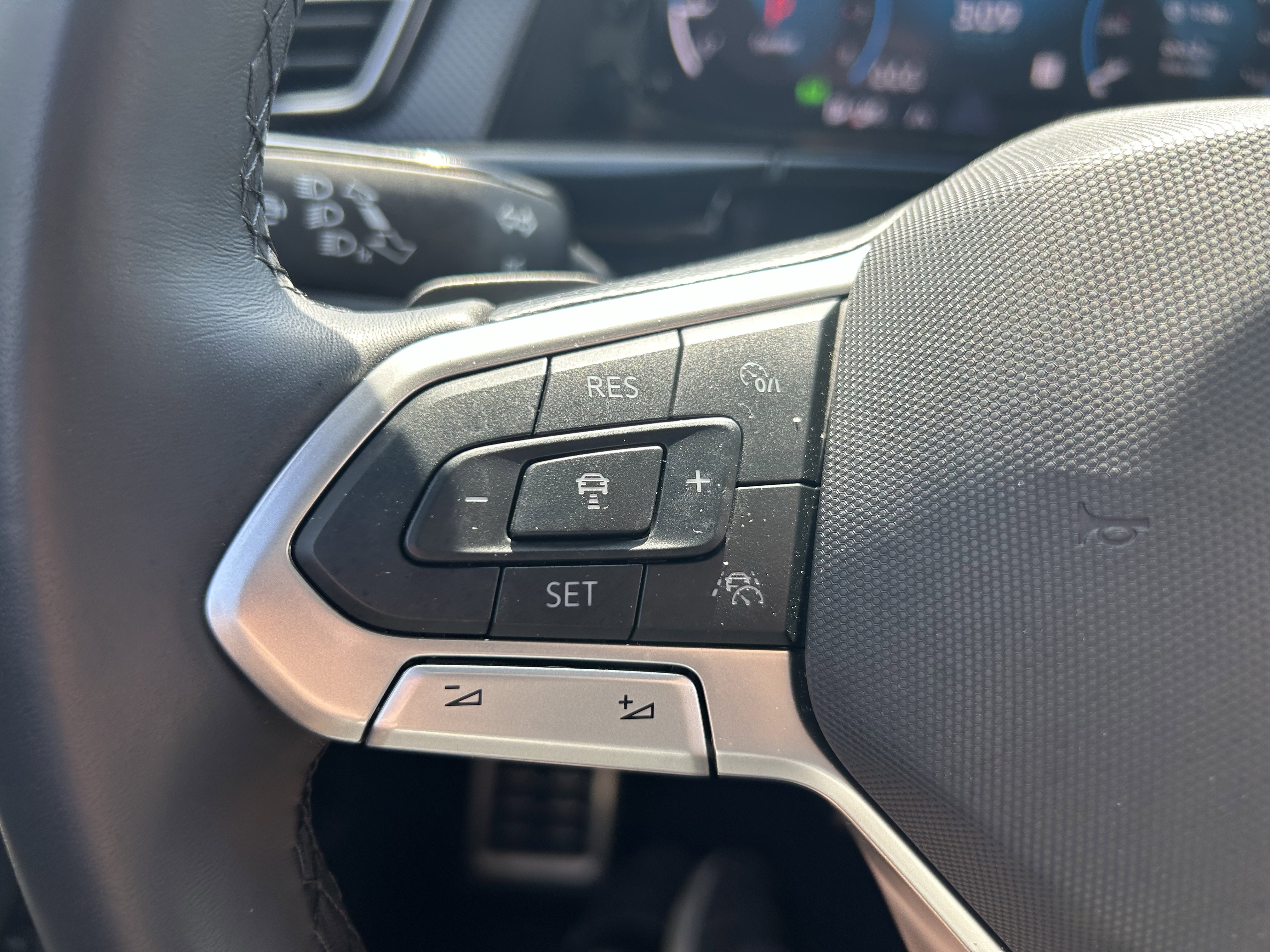 Certified 2025 Volkswagen Atlas Cross Sport SEL Premium R-Line AWD/4WD image 19