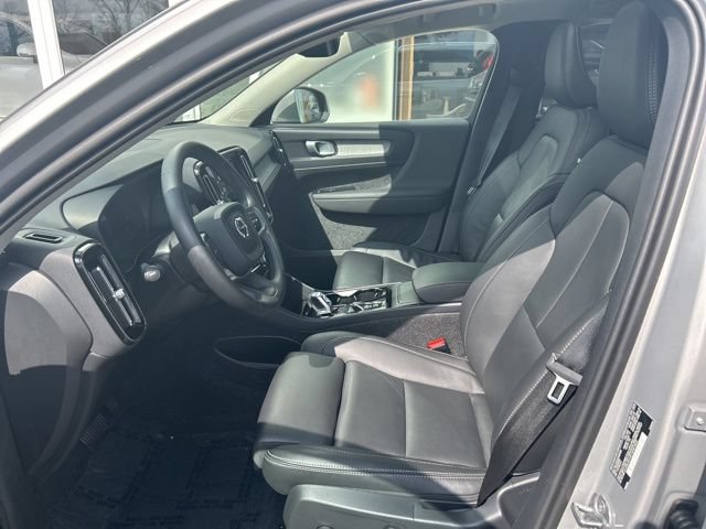 Certified 2025 Volvo XC40 B5 Plus AWD/4WD image 17