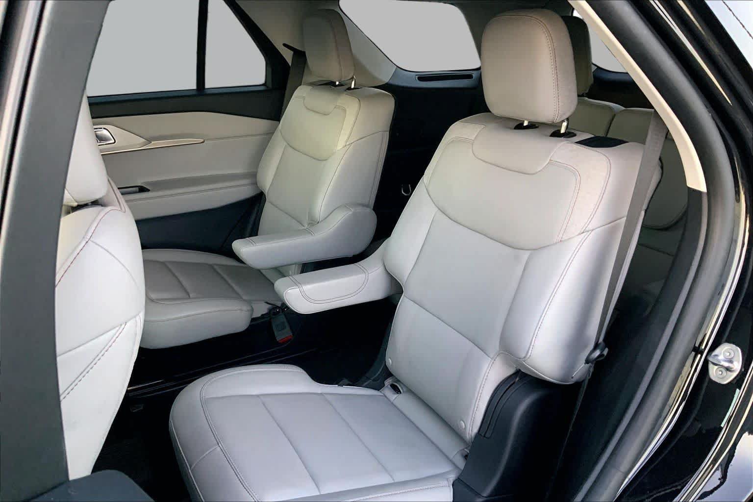 Used 2025 Ford Explorer Active w/ Active Comfort Package RWD image 19