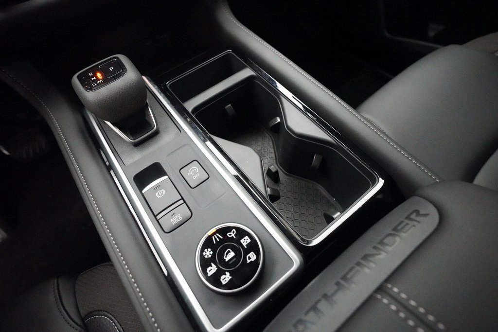 Used 2025 Nissan Pathfinder SL image 18