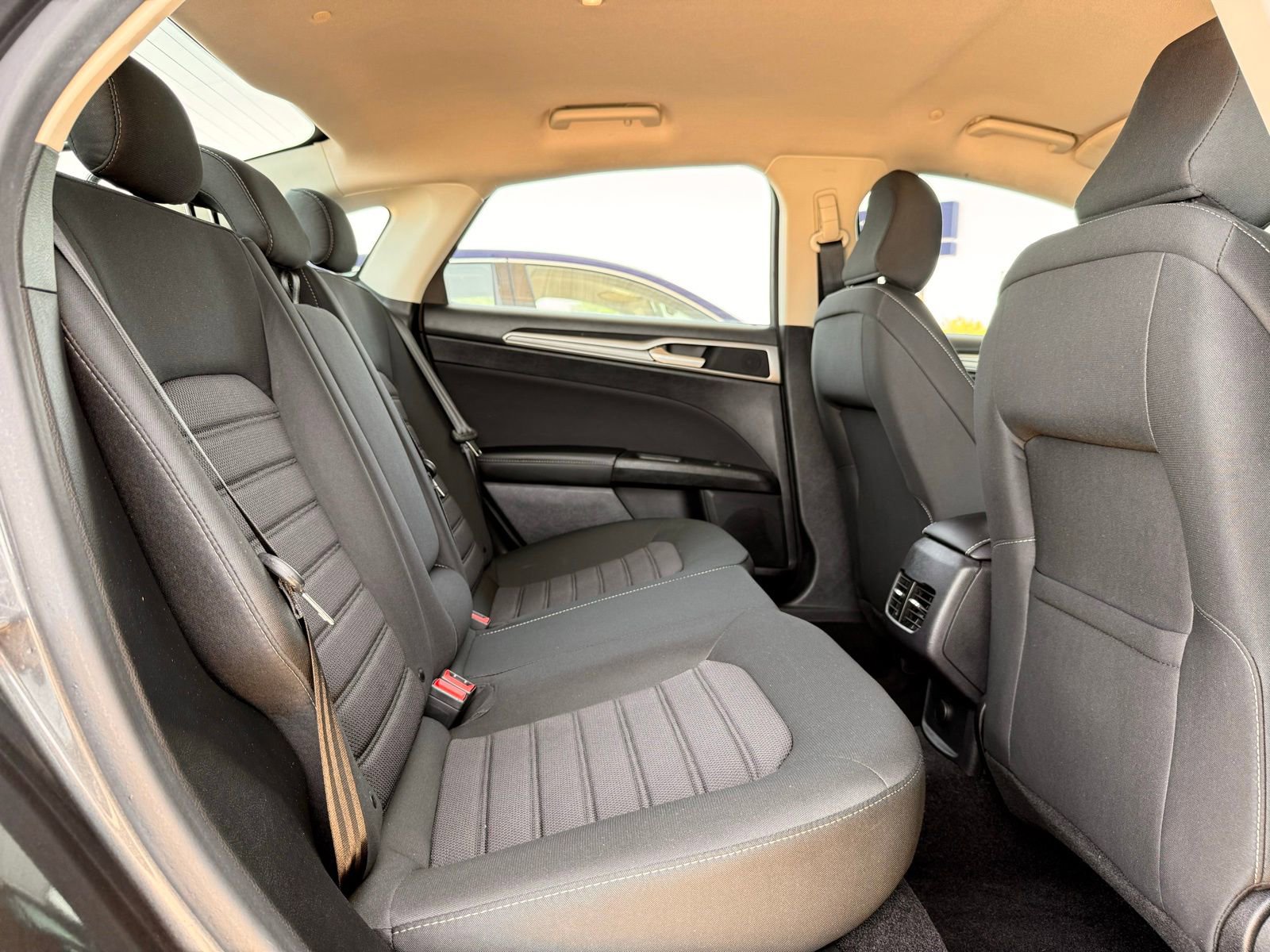 Used 2020 Ford Fusion SE FWD image 18