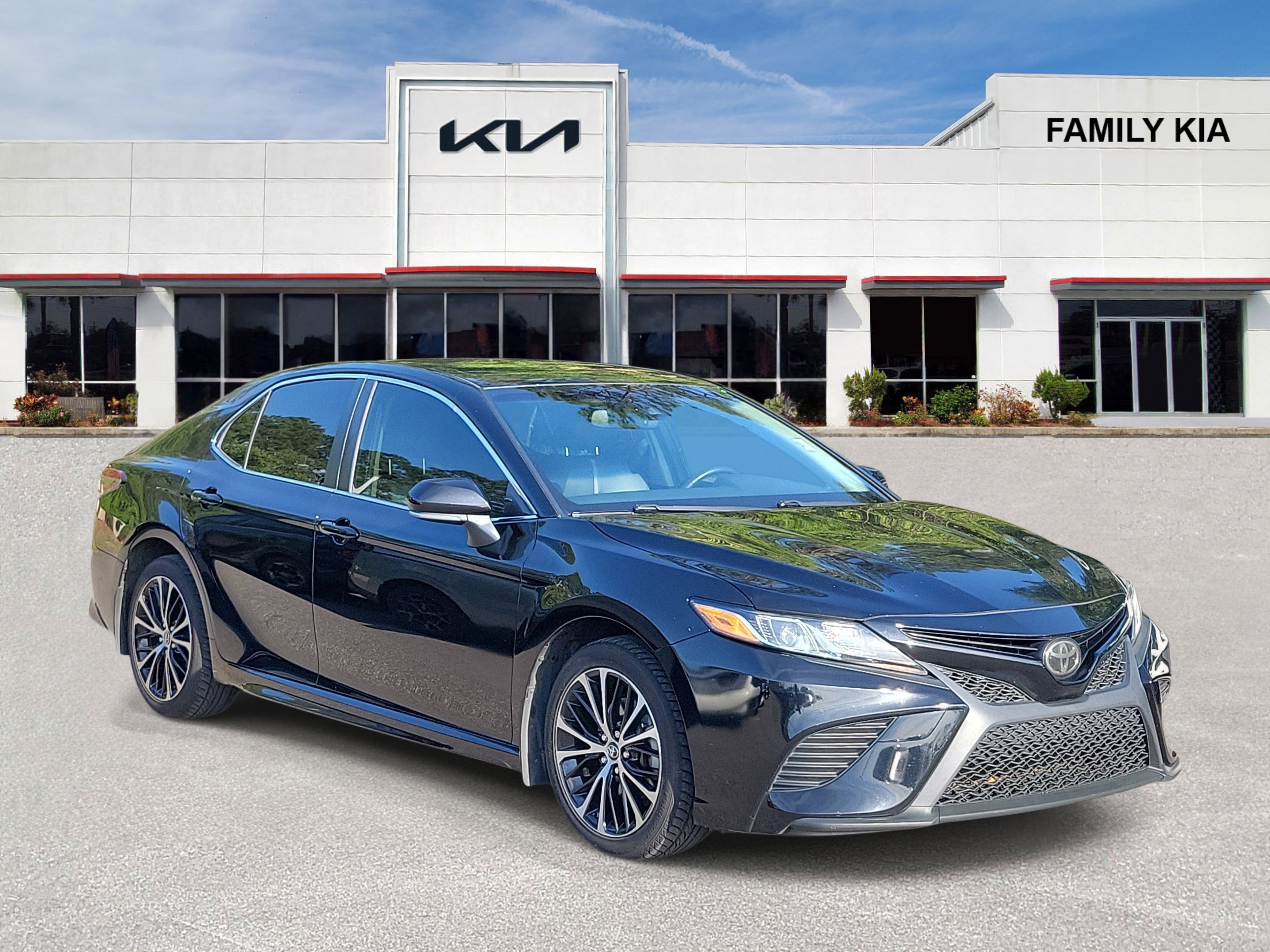 Used 2018 Toyota Camry SE w/ Convenience Package image 1