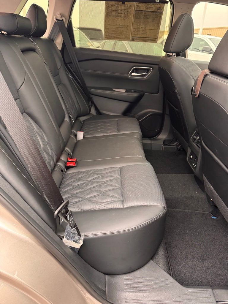 Used 2026 Nissan Rogue Platinum w/ Platinum Premium Package image 13