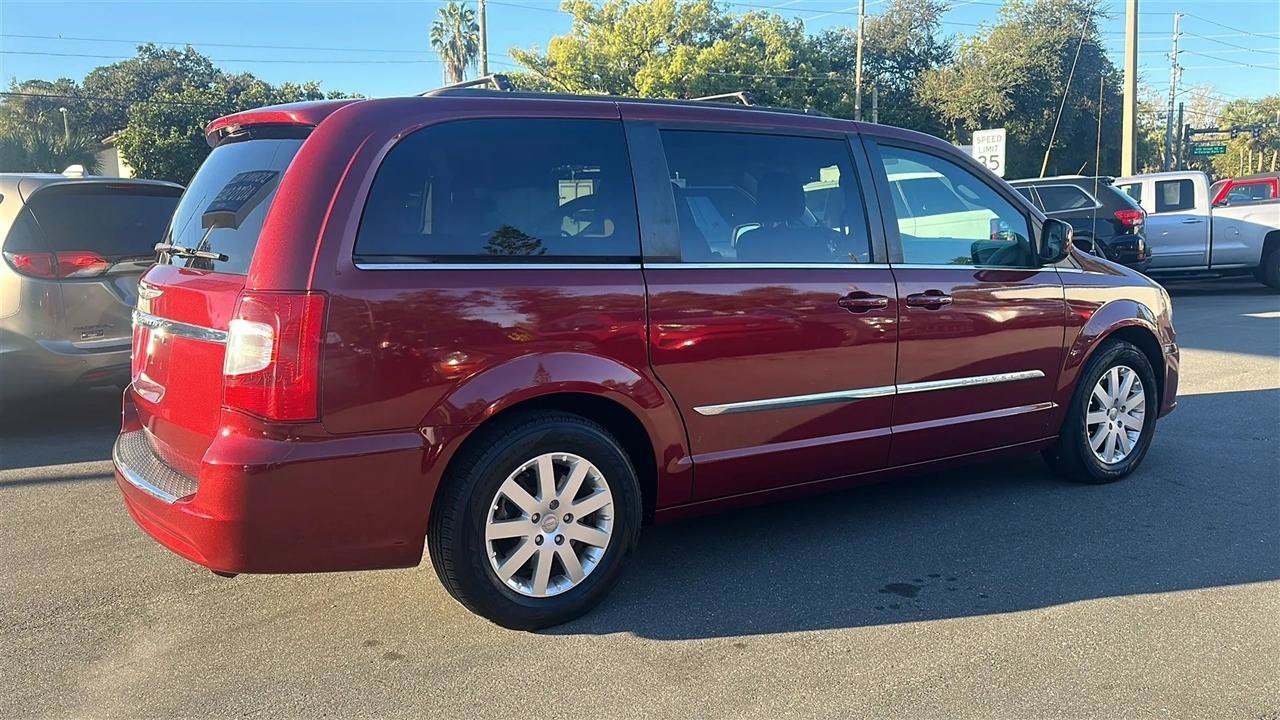 Used 2016 Chrysler Town & Country Touring FWD image 9