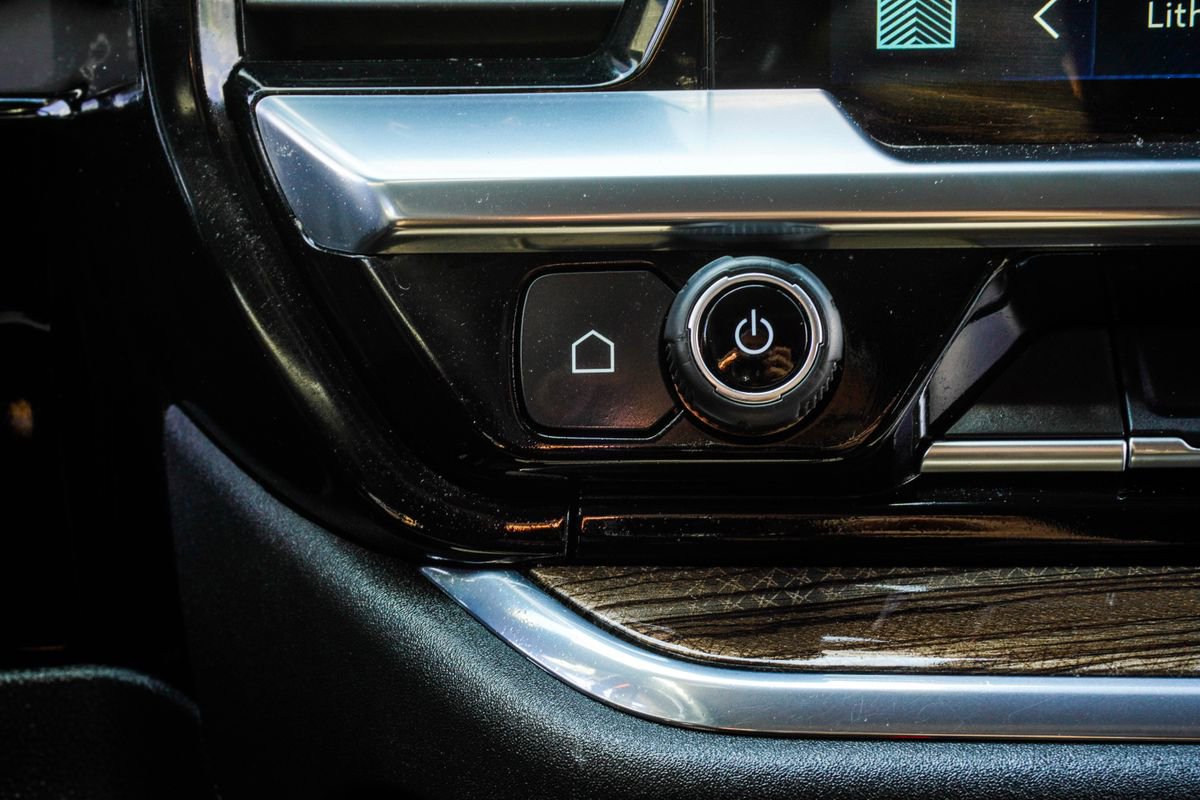 Used 2023 Chevrolet Silverado 1500 LT AWD/4WD image 25