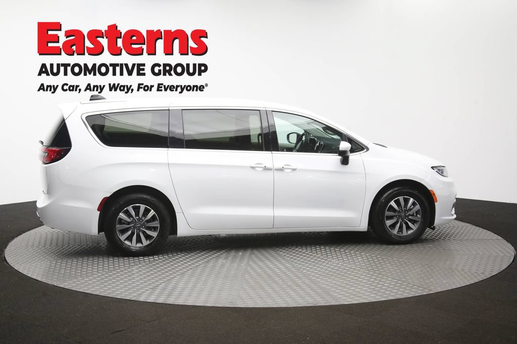 Used 2023 Chrysler Pacifica Touring-L FWD image 47