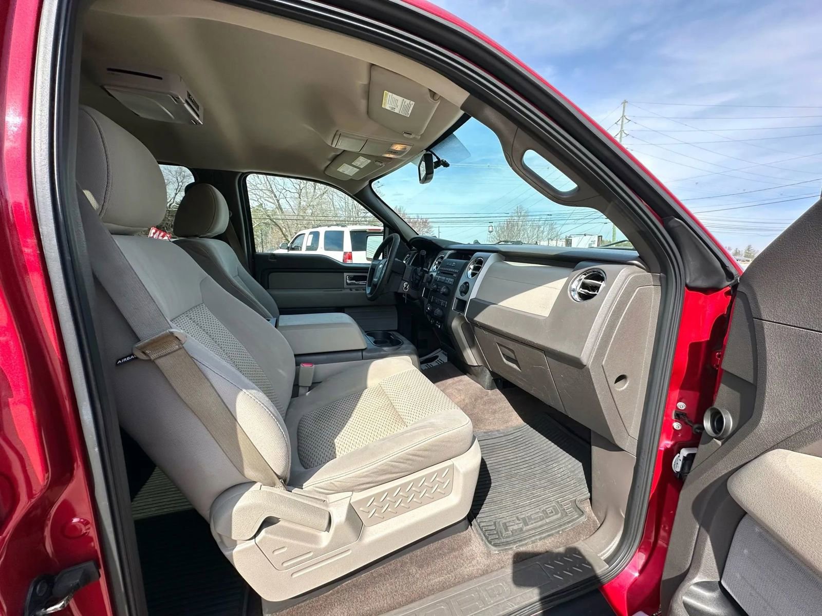 Used 2010 Ford F150 XLT image 2