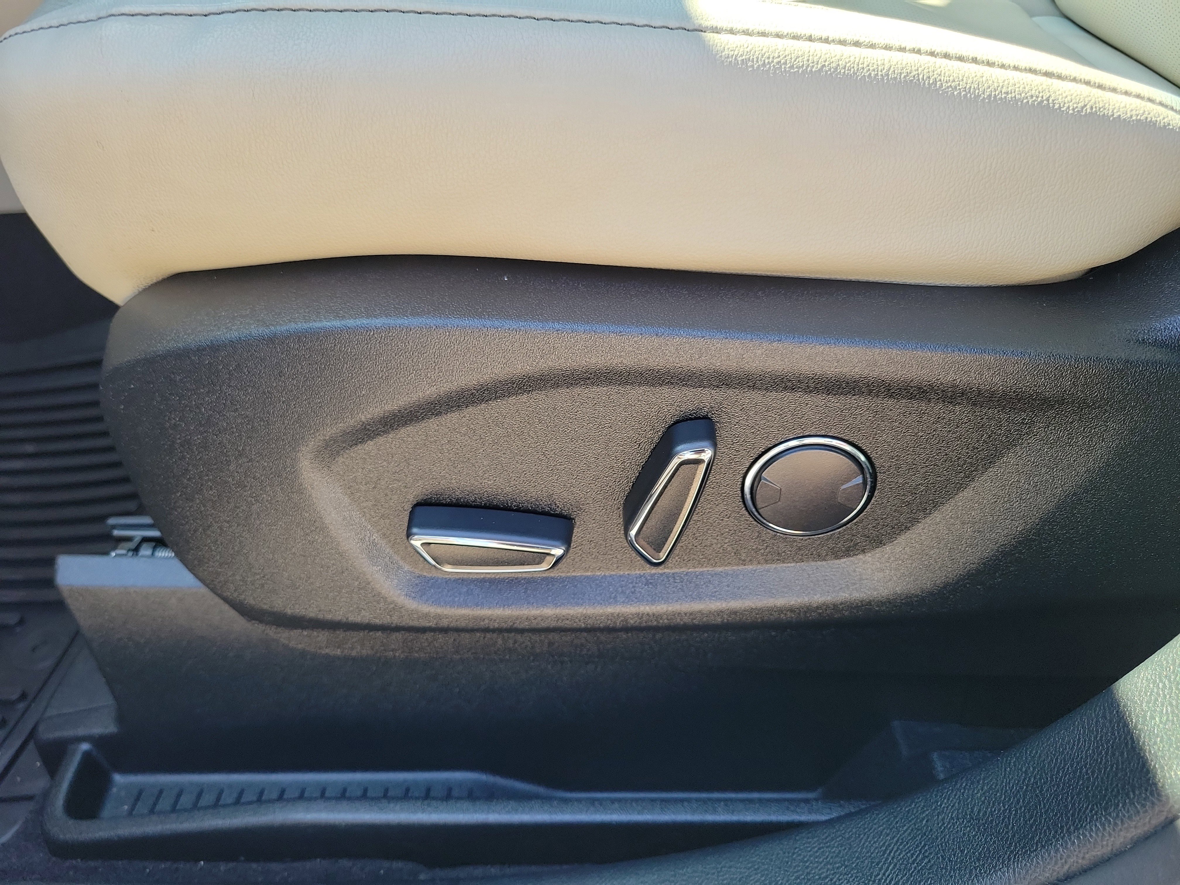 Used 2019 Ford Edge Titanium w/ Equipment Group 301A FWD image 23