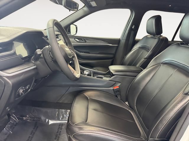 Used 2024 Jeep Grand Cherokee Limited w/ Black Appearance Package AWD/4WD image 8