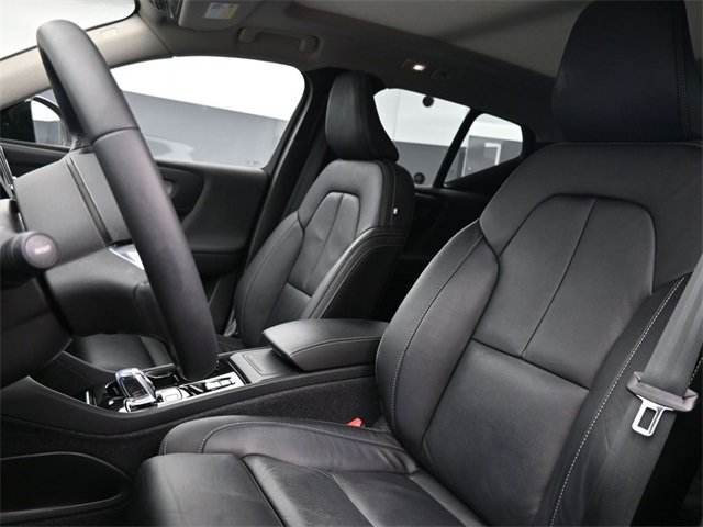 Used 2024 Volvo XC40 B5 Plus image 9