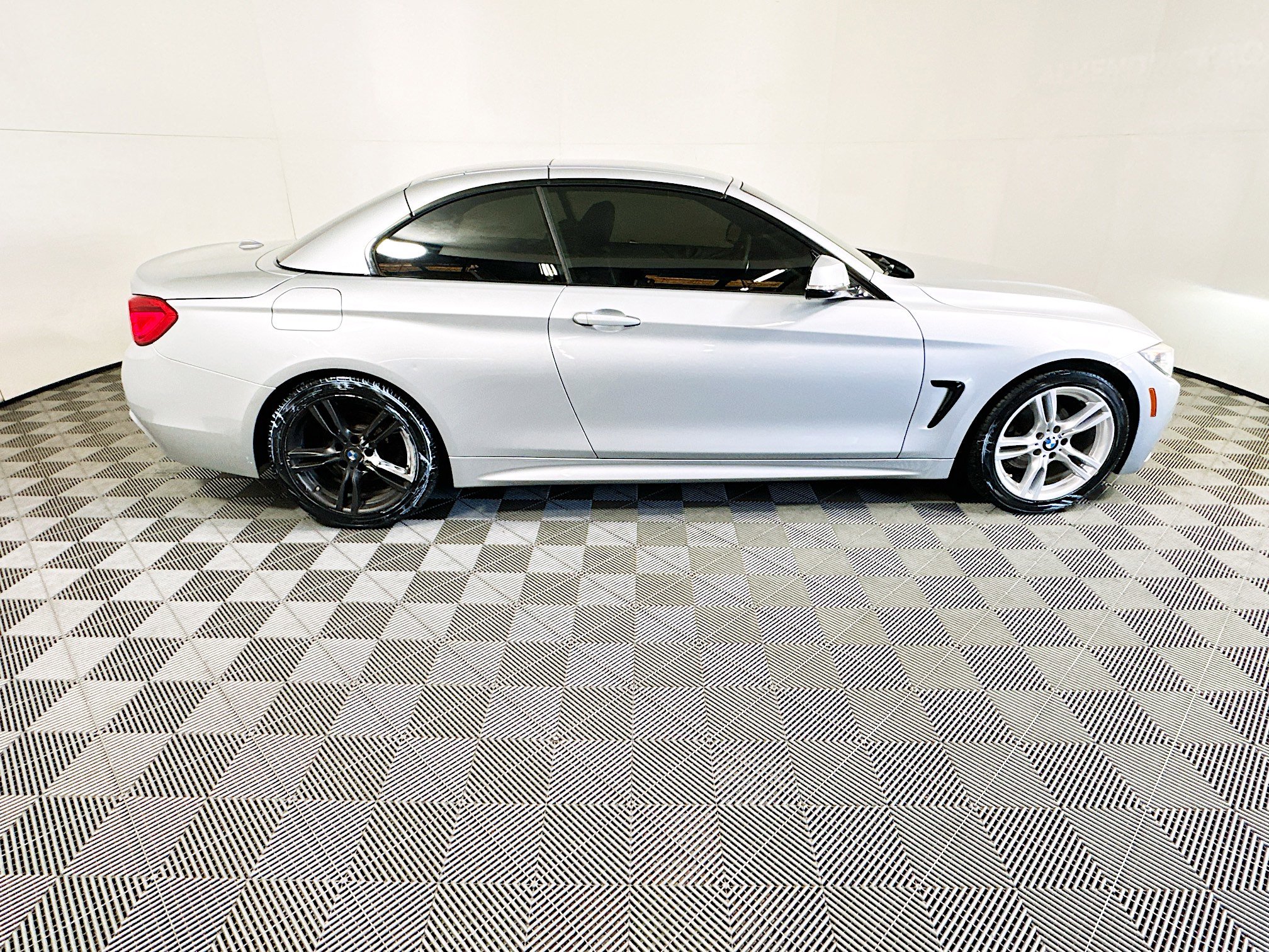 Used 2018 BMW 430i Convertible RWD image 2