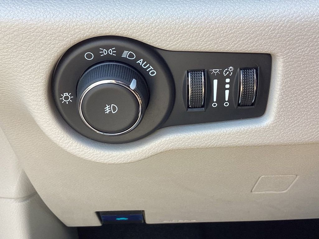 Used 2024 Chrysler Pacifica Touring-L FWD image 33