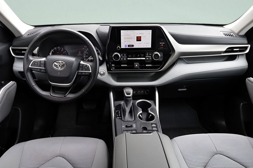 Used 2023 Toyota Highlander LE AWD/4WD image 33