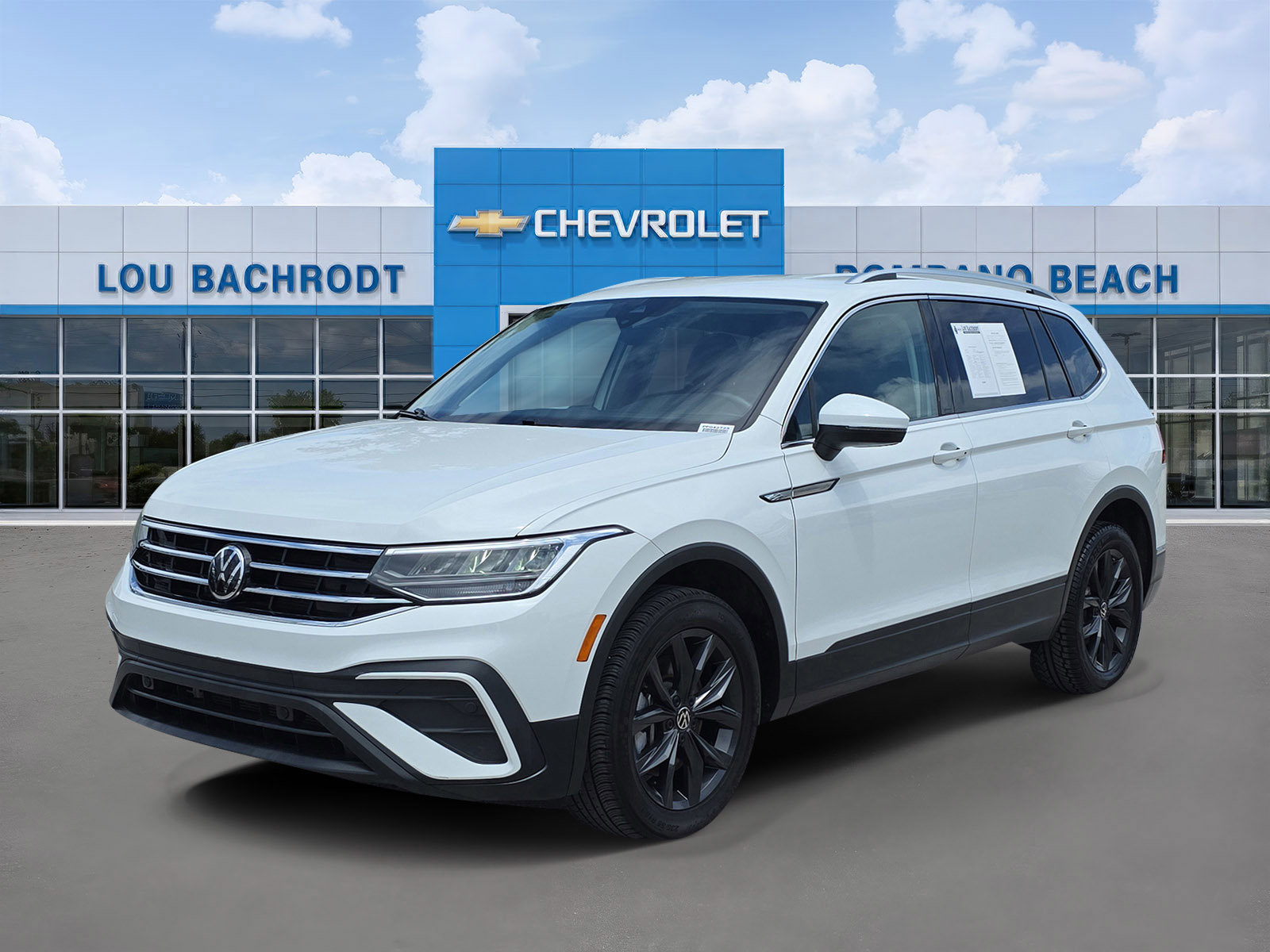 Used 2024 Volkswagen Tiguan SE FWD image 3