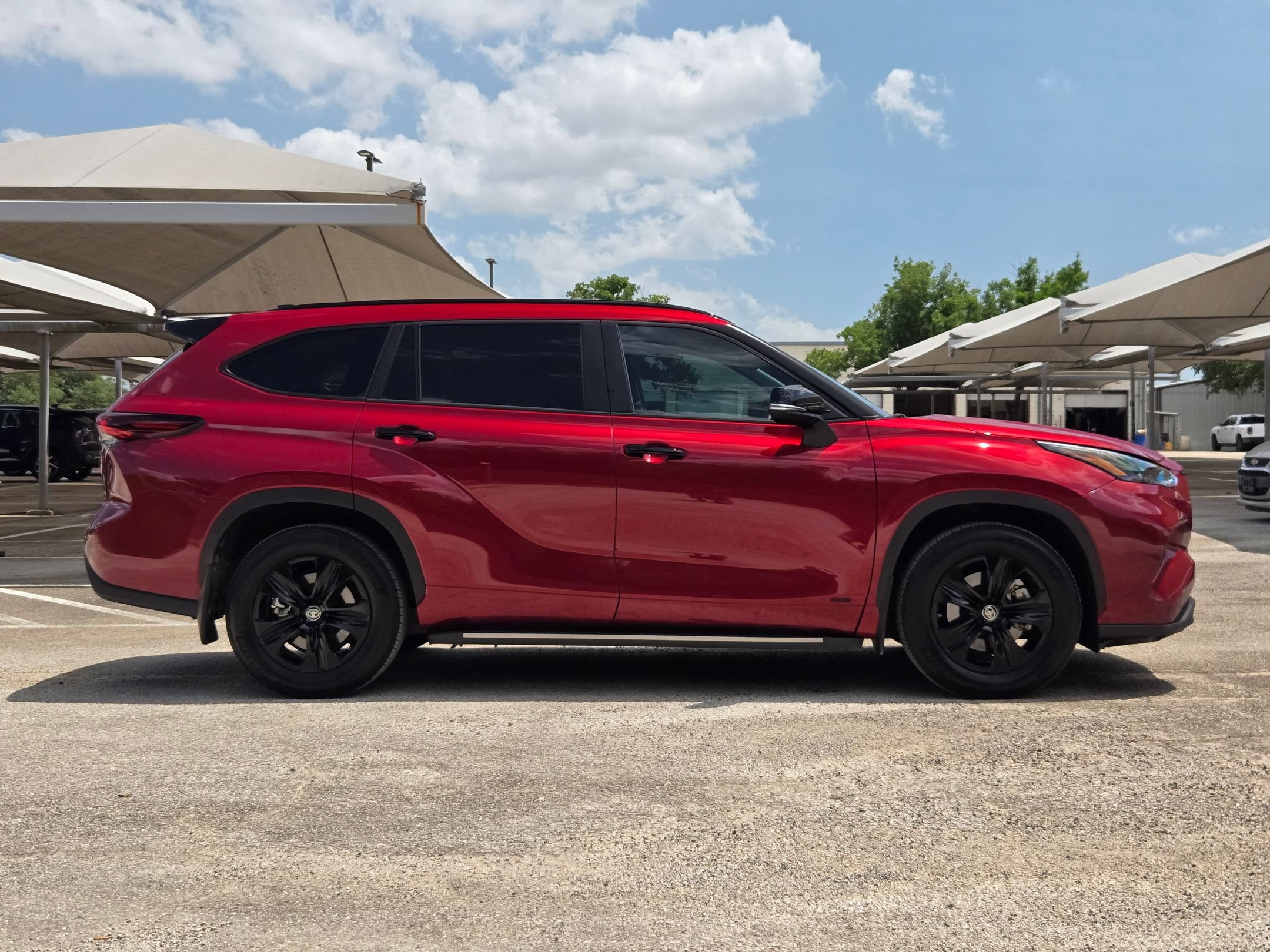 Used 2024 Toyota Highlander XLE AWD/4WD image 3