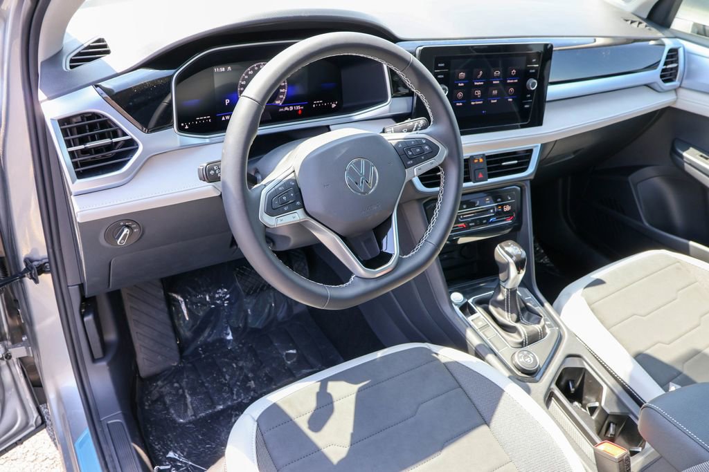 New 2025 Volkswagen Taos SE image 3