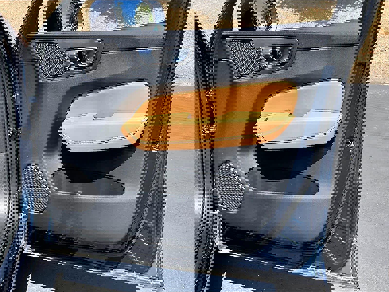 Used 2023 Volvo XC60 B5 Ultimate w/ Protection Package Premier image 27