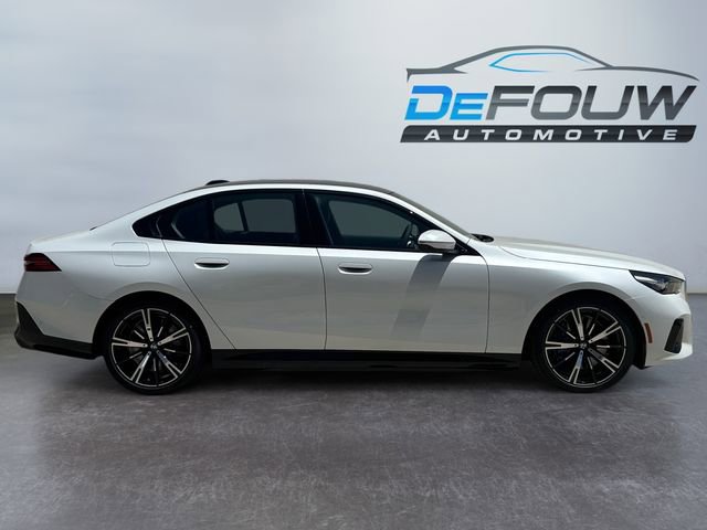 New 2026 BMW 550e xDrive image 2