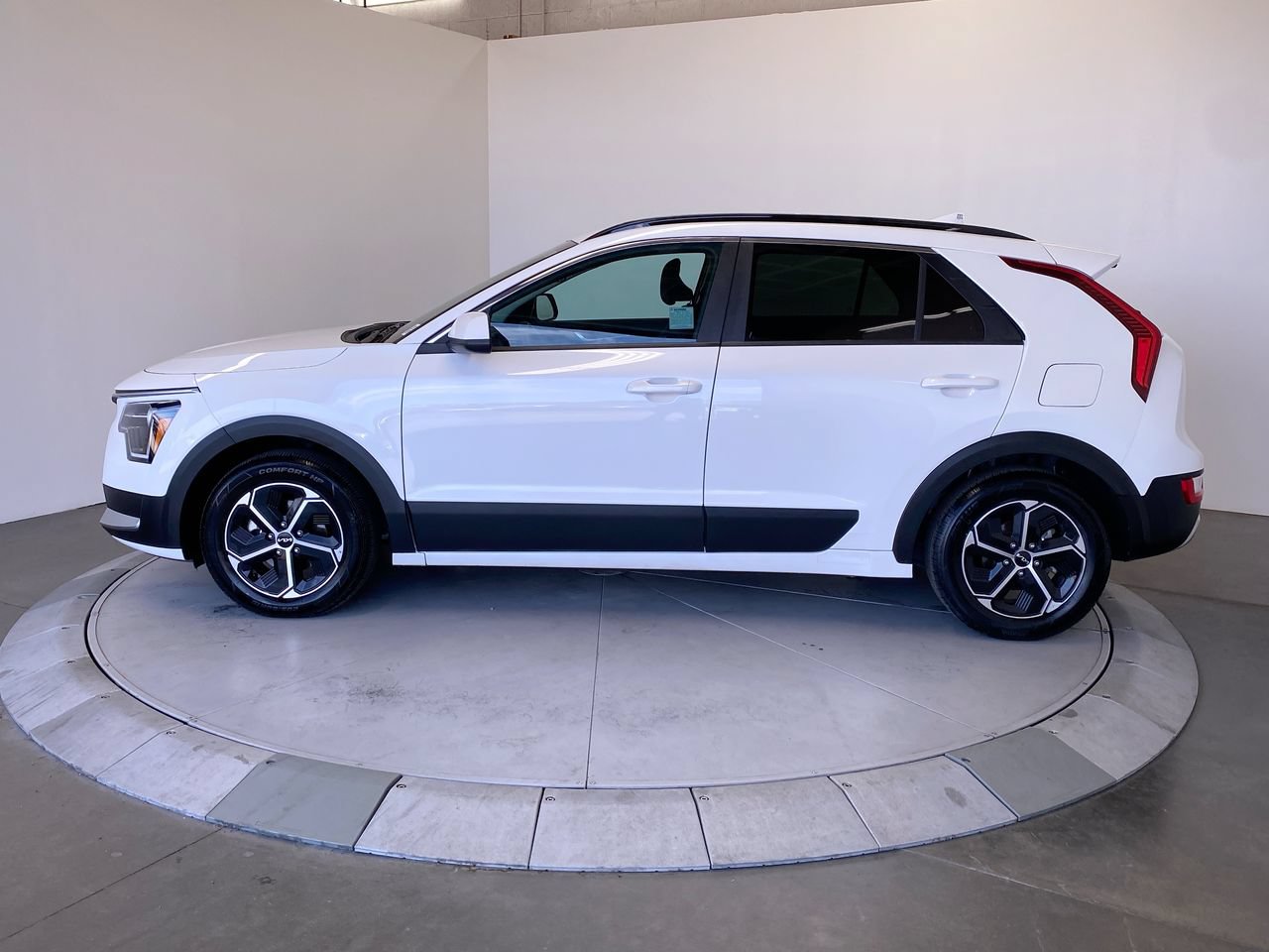 Certified 2025 Kia Niro LX FWD image 2