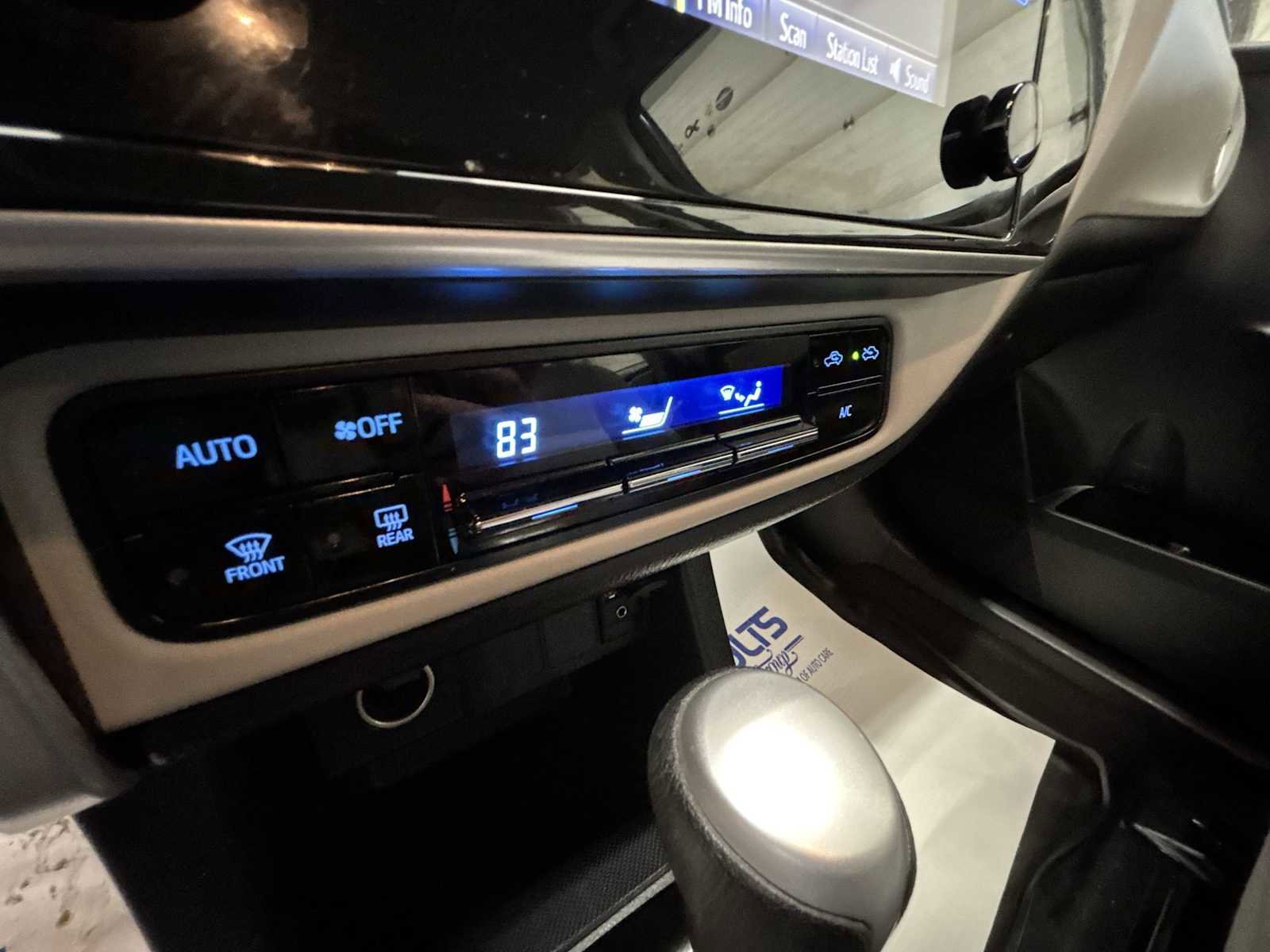 Used 2018 Toyota Corolla LE image 16