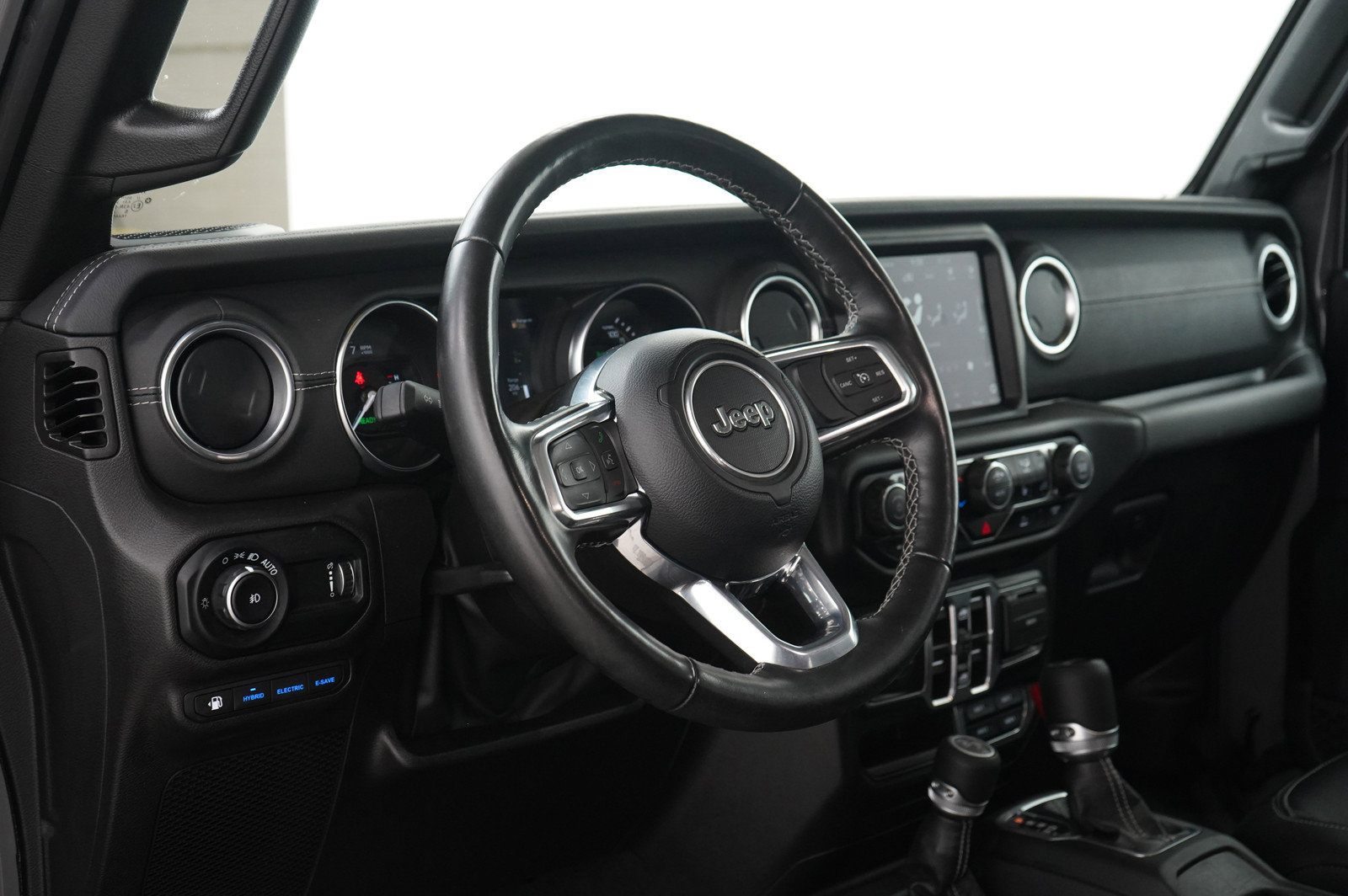 Used 2023 Jeep Wrangler Unlimited Sahara w/ Cold Weather Group image 19