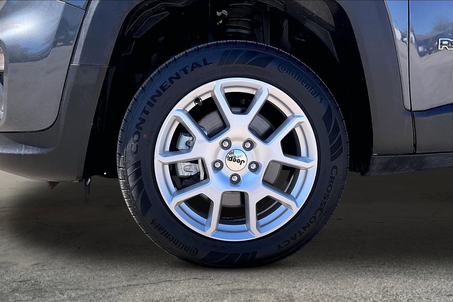 Used 2023 Jeep Renegade Latitude w/ Premium Group AWD/4WD image 8