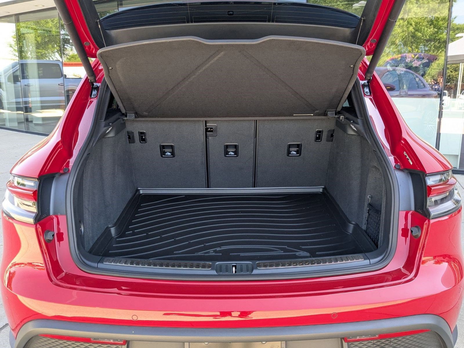 Certified 2025 Porsche Macan AWD/4WD image 23