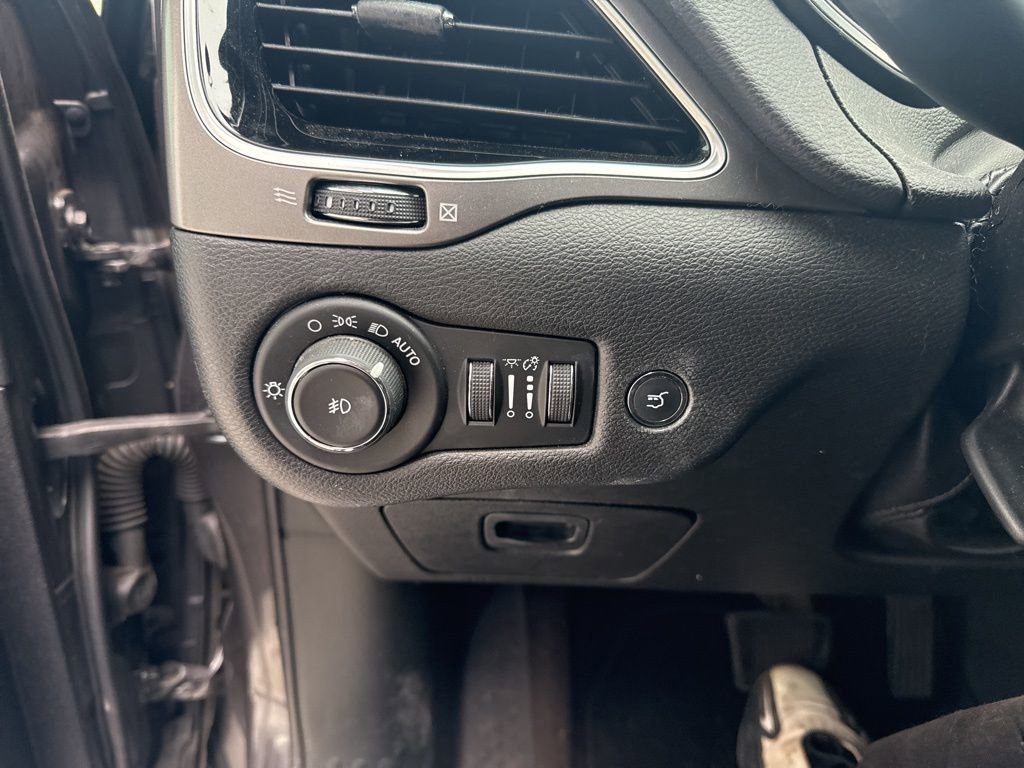 Used 2019 Jeep Cherokee Limited image 16