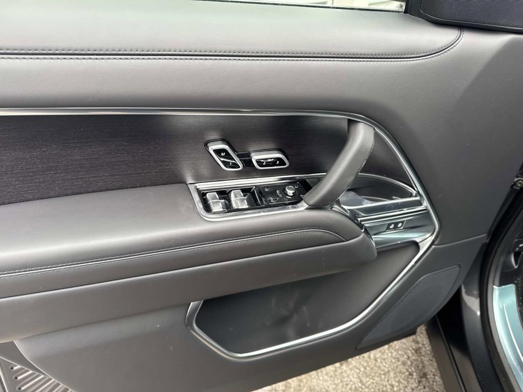 New 2026 Land Rover Range Rover SE image 17