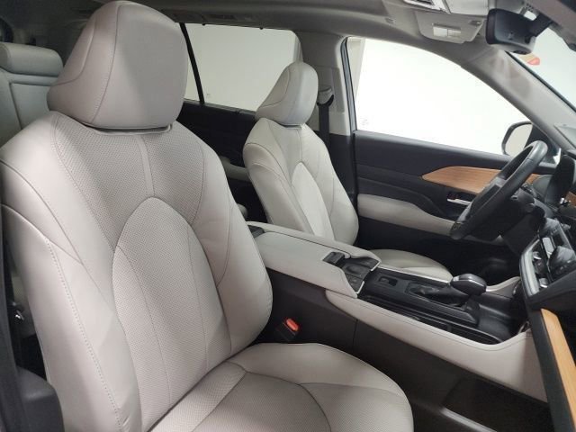 Used 2024 Toyota Grand Highlander Limited image 18