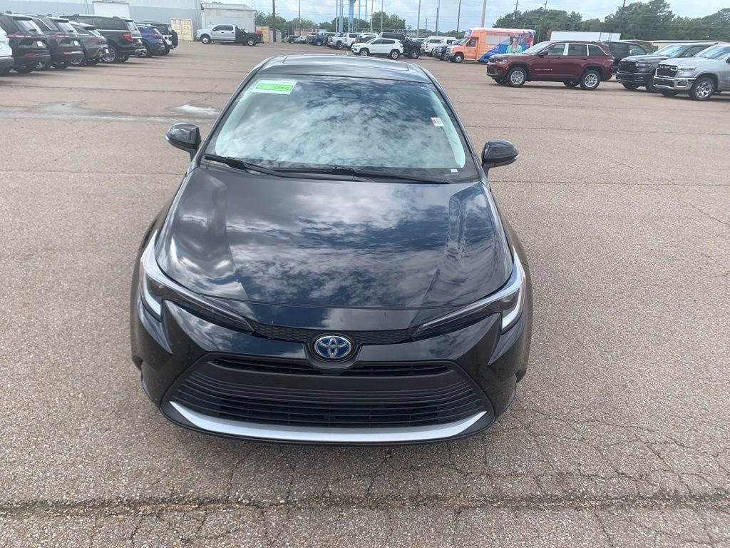 Used 2023 Toyota Corolla XLE image 2