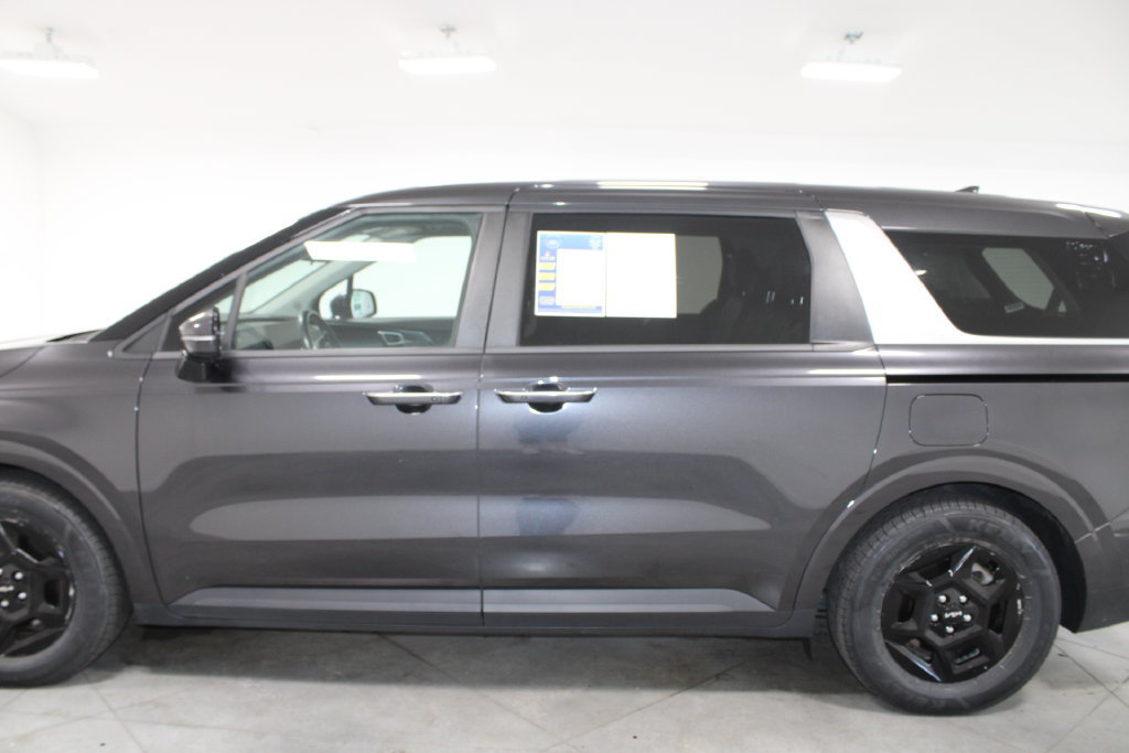 Used 2025 Kia Carnival FWD image 6
