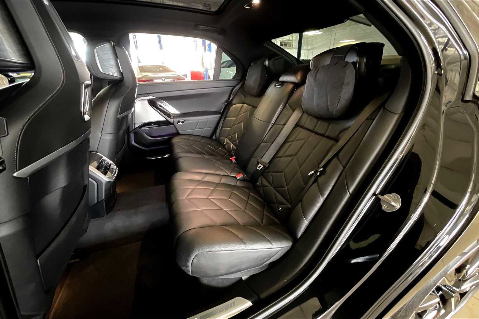 Used 2023 BMW i7 xDrive60 image 19