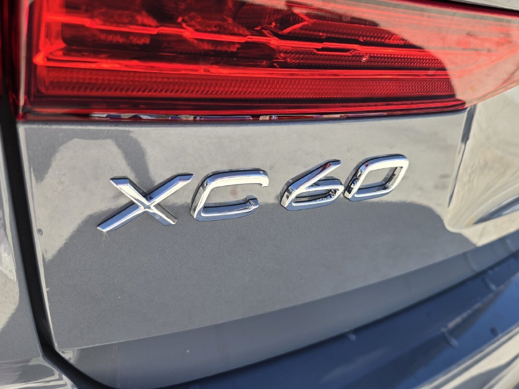 Used 2024 Volvo XC60 B5 Plus AWD/4WD image 13