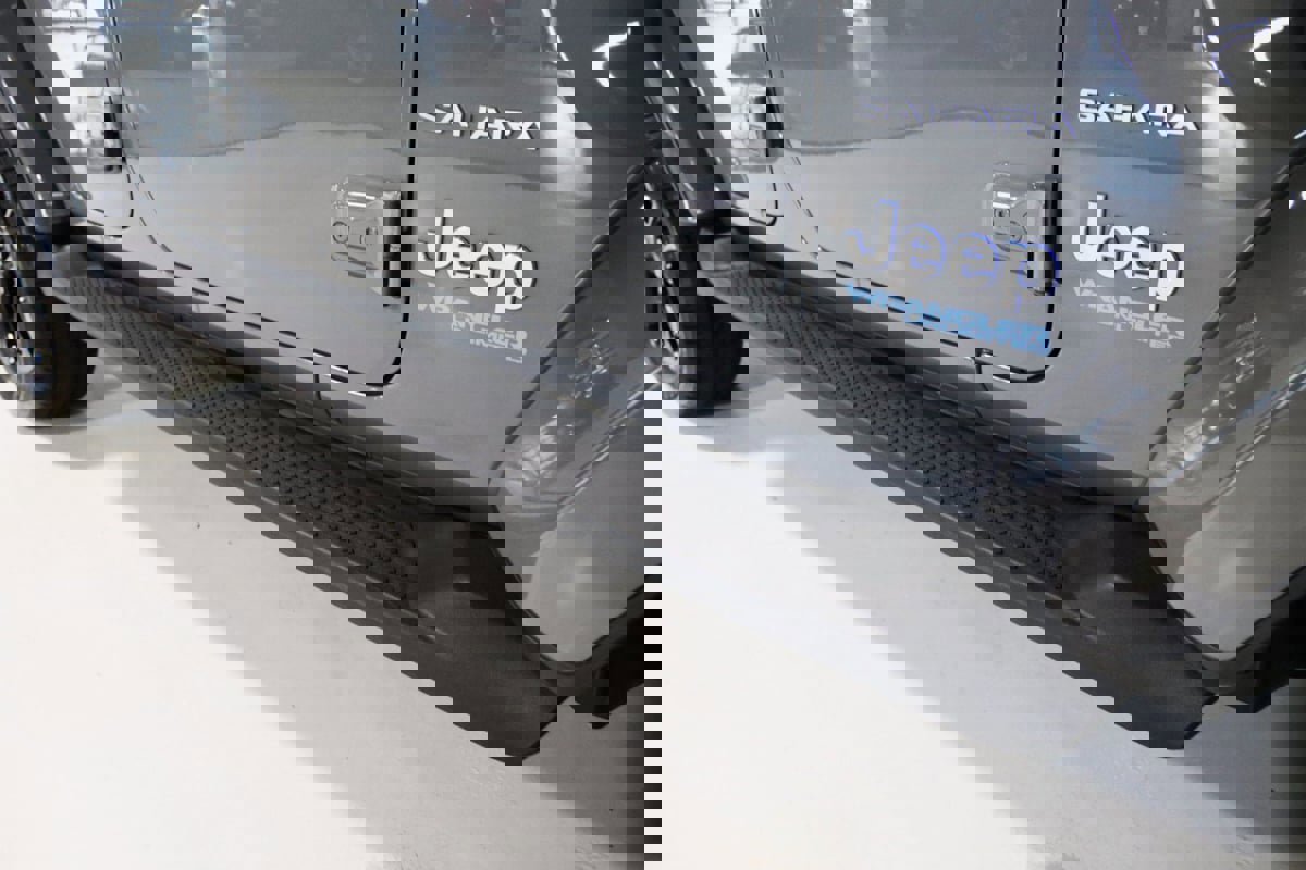 Used 2022 Jeep Wrangler Unlimited Sahara w/ Cold Weather Group image 8