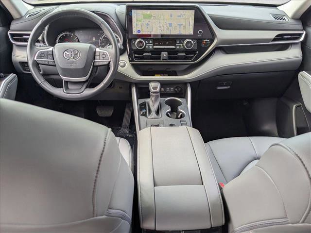 Used 2025 Toyota Highlander XLE image 18