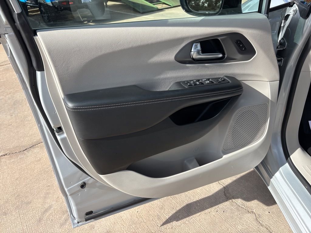 Used 2024 Chrysler Pacifica Touring-L FWD image 13